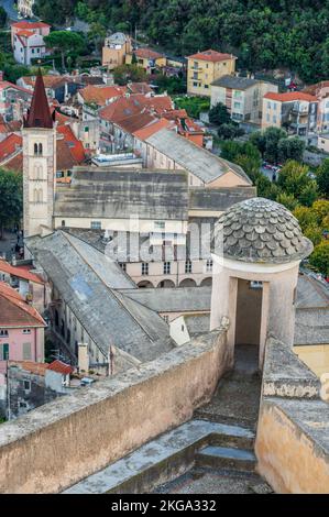 Vue sur les cloîtres de Sainte Catherine et la vieille ville de Finalborgo depuis forte San Giovanni Banque D'Images