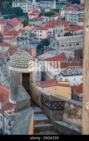 Vue sur la vieille ville de Finalborgo depuis forte San Giovanni Banque D'Images