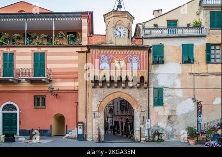 La porte de Porta Testa, l'accès à la vieille ville de Finalborgo, ancien village de Ligurie Banque D'Images