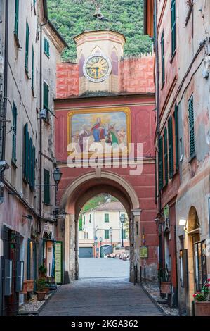 La porte de Porta Testa, l'accès à la vieille ville de Finalborgo, ancien village de Ligurie Banque D'Images