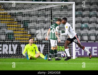 Plymouth, Royaume-Uni. 22nd novembre 2022. BUT Charlton Athletic forward Daniel Kanu (35) tire et marque un but lors du match de Trophée Papa John's Plymouth Argyle vs Charlton Athletic at Home Park, Plymouth, Royaume-Uni, 22nd novembre 2022 (photo de Stanley Kasala/News Images) à Plymouth, Royaume-Uni, le 11/22/2022. (Photo de Stanley Kasala/News Images/Sipa USA) crédit: SIPA USA/Alay Live News Banque D'Images