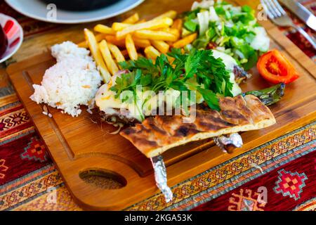 Côtes d'agneau grillées au fromage Banque D'Images