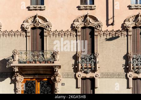 Gros plan sur la maison de Cambiaghi, un palais de style Art déco Liberty construit au début du 20th siècle, avec des décorations de parchemin de plantes, à Milan, en Italie Banque D'Images