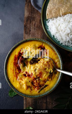 Pakora de Punjabi Kadhi maison servie avec du riz et du rôti Banque D'Images