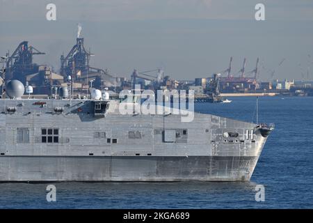 Préfecture de Kanagawa, Japon - 03 décembre 2021: Marine des États-Unis USNS Porto Rico (T-EPF-11), navire de transport rapide de classe Spearhead. Banque D'Images