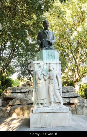 Sculpture,d'Ernest Denis,historien,français,et joué un rôle majeur dans l'établissement de l'état tchécoslovaque en 1918.Nîmes,Languedoc,région,populaire,touristique,avec,beaucoup,d'attractions,y compris,impressionnant,les Arenas,Roman,amphithéâtre,et,Maison carrée,sud de la France,français,août,été,Europe,européenne, Banque D'Images