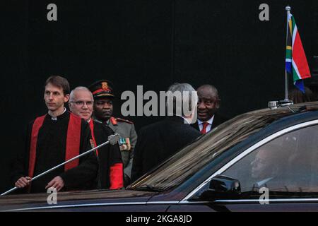 Westminster, Londres, Royaume-Uni. 22nd novembre 2022. Cyril Ramaphosa, président de l'Afrique du Sud, visite aujourd'hui l'abbaye de Westminster pour déposer une couronne près de la tombe du guerrier inconnu et rendre hommage. Ramaphosa est actuellement en visite officielle au Royaume-Uni. Credit: Imagetraceur/Alamy Live News Banque D'Images