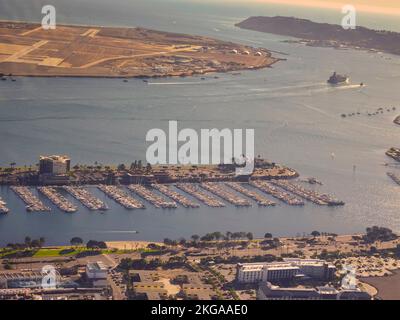 San Diego, CA., États-Unis 11th novembre 2022 Vue aérienne du port de San Diego en direction de Coronado Island, et de la base navale américaine à l'extrémité nord de Coronado Banque D'Images