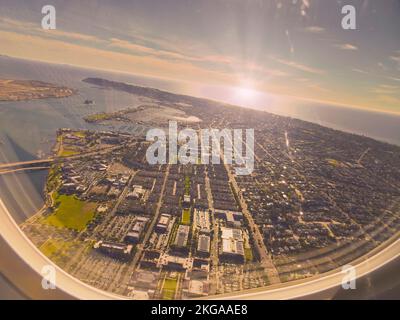 San Diego, CA., États-Unis 11th novembre 2022 Vue aérienne du centre-ville de San Diego en direction de Coronado Island, et de la base navale américaine au sud de Coronado Bridge. Banque D'Images