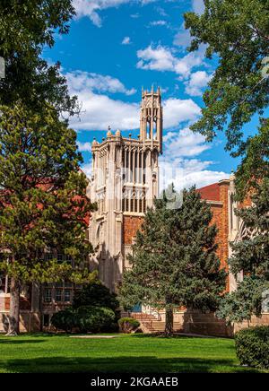 Photographie de la magnifique et historique abbaye de Canon City, Colorado joliment encadrée entre les arbres et une pelouse bien entretenue. Banque D'Images