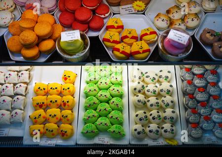 EDGEWATER, NJ -6 NOVEMBRE 2022 - vue de cookies macaron colorés en forme de personnages de dessin animé mignons à l'épicerie Mitsuwa Marketplace à Edgewat Banque D'Images