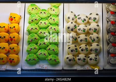 EDGEWATER, NJ -6 NOVEMBRE 2022 - vue de cookies macaron colorés en forme de personnages de dessin animé mignons à l'épicerie Mitsuwa Marketplace à Edgewat Banque D'Images