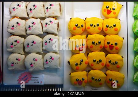 EDGEWATER, NJ -6 NOVEMBRE 2022 - vue de cookies macaron colorés en forme de personnages de dessin animé mignons à l'épicerie Mitsuwa Marketplace à Edgewat Banque D'Images