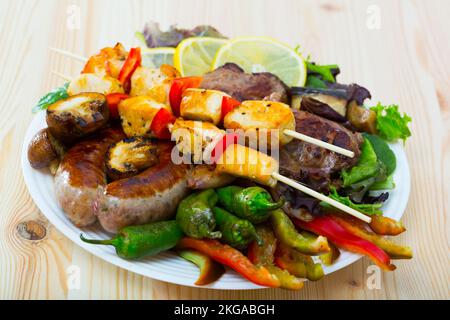 Meshans skara - viandes grillées mélangées Banque D'Images