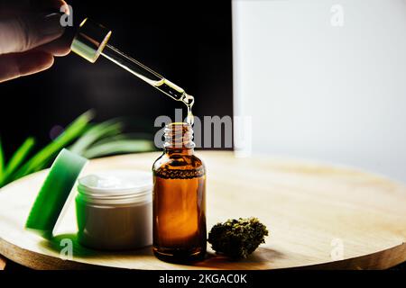 Flacon en verre pour l'huile de marijuana, cosmétiques avec pipette. Crème et cosmétiques avec médicaments, médicaments et traitements. Beauté et santé cbd et THC Drop Banque D'Images