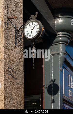 22 novembre 2022. Grantown sur Spey, Écosse. C'est une horloge Grosvenor Co, horloge et ombre à l'extérieur d'un magasin dans la rue principale de la ville. Banque D'Images