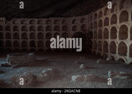 Une ancienne voûte abandonnée dans une grotte. Banque D'Images