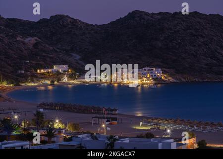 Vue panoramique sur l'incroyable plage illuminée de Mylopotas à iOS Grèce Banque D'Images