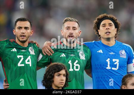 DOHA, QATAR - NOVEMBRE 22 : joueur du Mexique Luis Chávez (24), Héctor Herrera (16), Guillermo Ochoa (13) chantant l'hymne national avant la coupe du monde de la FIFA, Qatar 2022 groupe C match entre le Mexique et la Pologne au stade 974 sur 22 novembre 2022 à Doha, Qatar. (Photo de Florencia Tan Jun/PxImages) Banque D'Images