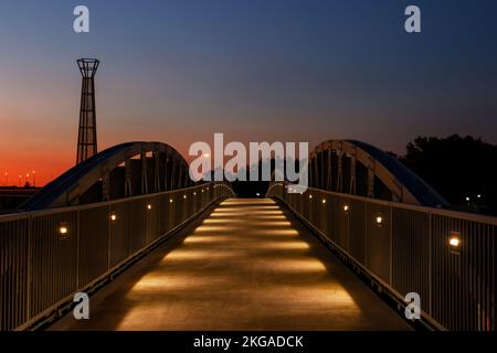 Fontaines d'eau dans la rivière au confluent de la rivière Mad et de la rivière Miami près de Deeds point Metropark. Passerelle piétonne dans le pont avant Banque D'Images