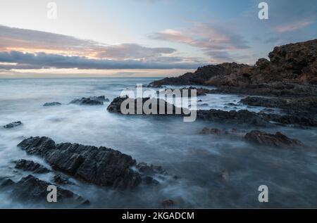 Les vagues se brisent au-dessus des rochers déchiquetés de second Valley, en Australie méridionale. Banque D'Images