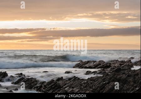 Les vagues se brisent au-dessus des rochers déchiquetés de second Valley, en Australie méridionale. Banque D'Images