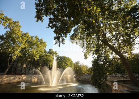 Jets d'eau,jet d'eau, fontaine,Quai de la Fontaine,jardin de la Fontaine,à,Nîmes,Languedoc,region,populaire,touriste,lieu,avec,de,nombreuses,attractions,y compris,impressionnant,les Arenas,Roman,amphithéâtre,et,Maison carrée,sud de la France,français,août,été,Europe,européenne, Banque D'Images