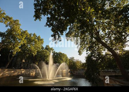 Jets d'eau,jet d'eau, fontaine,Quai de la Fontaine,jardin de la Fontaine,à,Nîmes,Languedoc,region,populaire,touriste,lieu,avec,de,nombreuses,attractions,y compris,impressionnant,les Arenas,Roman,amphithéâtre,et,Maison carrée,sud de la France,français,août,été,Europe,européenne, Banque D'Images