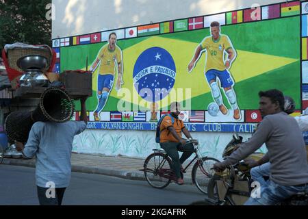 Kolkata, Inde. 22nd novembre 2022. KOLKATA, INDE - NOVEMBRE 22 : les gens marchent à côté des graffitis muraux des joueurs brésiliens Neymar et Vinicius Jr. Pour célébrer la coupe du monde du Qatar 2022 à Gopalnagar sur 22 novembre 2022 à Kolkata, Inde. (Photo de Samir Jana/Hindustan Times/Sipa USA) crédit: SIPA USA/Alay Live News Banque D'Images