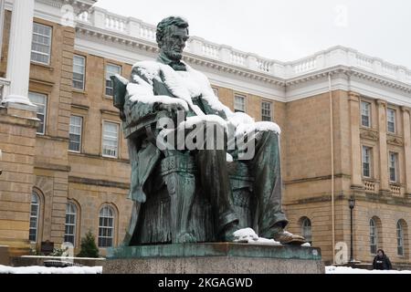 Une statue d'Abraham Lincoln au Bascom Hall de l'Université du Wisconsin, mercredi 22 novembre 2022, à Madison, WISC. Banque D'Images