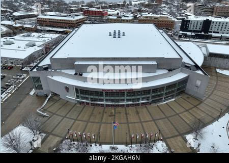 Une vue aérienne générale du Kohl Center, mercredi 22 novembre 2022, à Madison, WISC. L'arène accueille les équipes de basketball et de hockey des Wisconsin Badgers. Banque D'Images