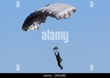 Préfecture de Chiba, Japon - 10 janvier 2010 : parachutiste de la JGSDF (force d'autodéfense terrestre du Japon). Banque D'Images