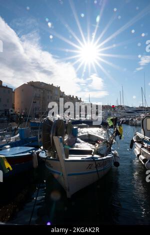 Port de pêcheurs de Saint-Tropez avec bateaux de pêche traditionnels appelés 'pointus' Banque D'Images