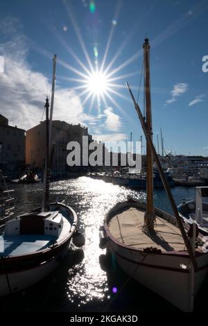 Port de pêcheurs de Saint-Tropez avec bateaux de pêche traditionnels appelés 'pointus' Banque D'Images