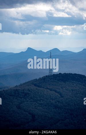 Une antenne radio au sommet d'une montagne près de la forêt nationale de Pisgah Banque D'Images