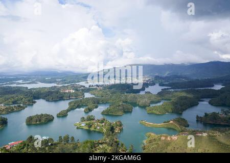 Vue sur le lac Guatape et le barrage d'Antioquia, Colombie Banque D'Images