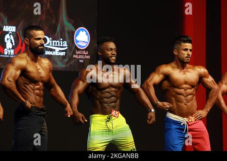 Tripoli, Libye. 22nd novembre 2022. Les bodybuilders fléchissent leurs muscles pendant qu'ils participent à la deuxième compétition annuelle de culturisme classique d'Ashoor, à Tripoli, Libye, 22 novembre 2022. Credit: Hamza Turkia/Xinhua/Alay Live News Banque D'Images