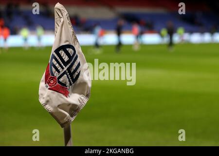 Vue générale d'un drapeau d'angle lors du match de la série de trophées de l'EFL de 32 entre Bolton Wanderers et Barrow au stade de l'Université de Bolton, le mardi 22nd novembre 2022 à Bolton, en Angleterre. (Photo par : Mark Fletcher | MI News) Credit: MI News & Sport /Alay Live News Banque D'Images