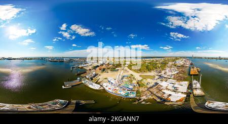 Vue panoramique à 360° de Fort Myers, FL, Etats-Unis - 20 novembre 2022: Drone 360 photo équirectangulaire fort Myers FL ouragan Ian séquelles
