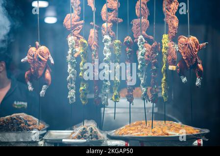 Srinagar, Inde. 22nd novembre 2022. Des aliments de rue sont exposés à l'extérieur d'un café de Srinagar. Le Cachemire est célèbre pour sa cuisine non végétarienne et la plupart de ces préparations sont également vendues sur le marché comme aliments à base de vin. Les aliments de rue non végétariens les plus courants du Cachemire comprennent le Rista, le Kabab, le poisson frit, les barbecues et le Harisa; ce dernier étant les aliments de rue les plus courants et largement acceptés du Cachemire. Crédit : SOPA Images Limited/Alamy Live News Banque D'Images