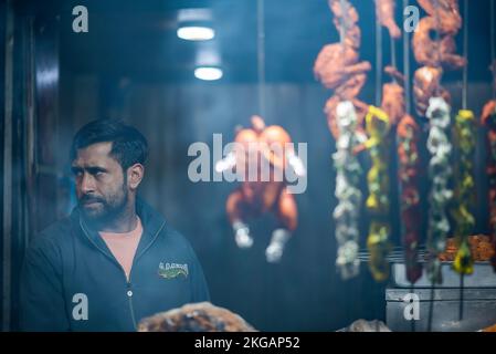 Srinagar, Inde. 22nd novembre 2022. Un homme regarde pendant qu'il attend des clients à l'extérieur de son café à Srinagar. Le Cachemire est célèbre pour sa cuisine non végétarienne et la plupart de ces préparations sont également vendues sur le marché comme aliments à base de vin. Les aliments de rue non végétariens les plus courants du Cachemire comprennent le Rista, le Kabab, le poisson frit, les barbecues et le Harisa; ce dernier étant les aliments de rue les plus courants et largement acceptés du Cachemire. Crédit : SOPA Images Limited/Alamy Live News Banque D'Images