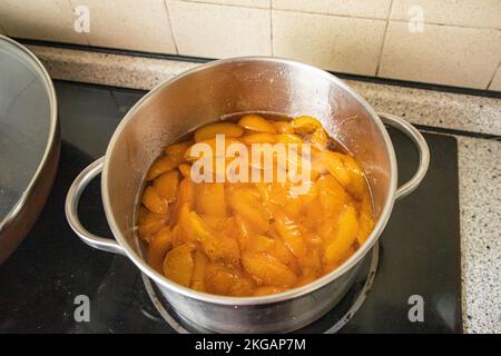 Confiture d'abricot bouillante dans une casserole sur la cuisinière, vue de dessus, gros plan, confiture de cuisine maison concept Banque D'Images