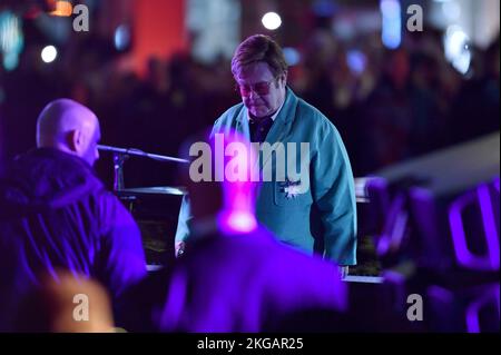 New York, États-Unis. 22nd novembre 2022. Sir Elton John a vu se lever de son piano après avoir exécuté sur la Cinquième Avenue devant Saks Fifth Avenue lors de leur lancement de la fenêtre des fêtes de Noël, New York, NY, 22 novembre 2022. (Photo par Anthony Behar/Sipa USA) crédit: SIPA USA/Alay Live News Banque D'Images