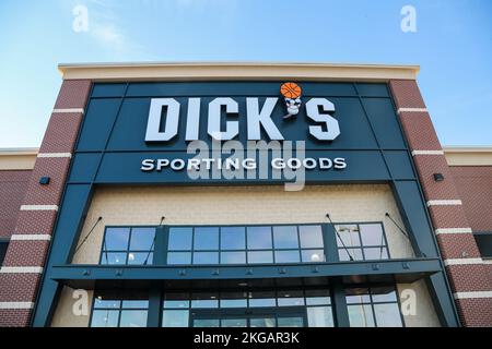 Muncy, États-Unis. 21st novembre 2022. Un magasin d'articles de sport Dick's se tient au centre commercial Lycoming Crossing de Muncy. La saison de magasinage des fêtes de Noël aux États-Unis commence traditionnellement après Thanksgiving. Crédit : SOPA Images Limited/Alamy Live News Banque D'Images