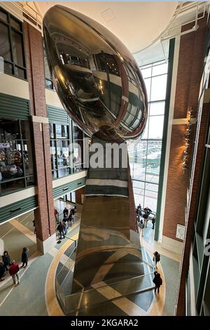 Une vue d'ensemble de la réplique de 50 pieds du trophée Vince Lombardi du Super Bowl à l'atrium lambeau Field du lambeau Field, le mercredi 16 novembre 2022, in Banque D'Images