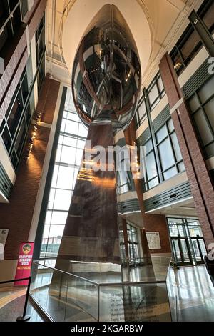 Une vue d'ensemble de la réplique de 50 pieds du trophée Vince Lombardi du Super Bowl à l'atrium lambeau Field du lambeau Field, le mercredi 16 novembre 2022, à Green Bay, Wisc. Banque D'Images