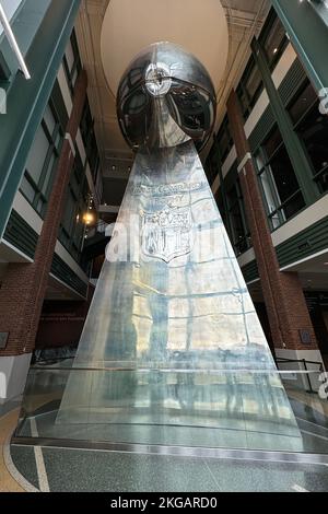 Une vue d'ensemble de la réplique de 50 pieds du trophée Vince Lombardi du Super Bowl à l'atrium lambeau Field du lambeau Field, le mercredi 16 novembre 2022, à Green Bay, Wisc. Banque D'Images