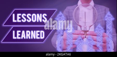 Affichage conceptuel leçons apprises. Concept commercial connaissance ou compréhension acquise par l'expérience Banque D'Images