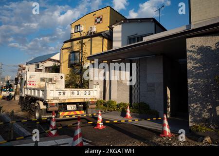 Tokyo, Japon. 18th novembre 2022. Une équipe de construction de TEPCO travaillant à Meguro City pour installer de nouvelles lignes électriques avant les mois d'hiver et augmenter la demande d'énergie électrique. La Tokyo Electric Power Company est connue pour être propriétaire de la centrale nucléaire de Fukushima Daiichi, qui a subi la fusion complète de plusieurs réacteurs après un ouragan et un tsunami en 2011. Les prix de l'énergie dans le monde entier ont grimpé en flèche au cours de l'invasion de l'Ukraine par le président russe Vladimir Poutine. Le Japon a récemment rouvert ses portes au tourisme après plus de deux ans d'interdiction de voyager en raison de la pandémie COVID-19. Le yen (JPY) a Banque D'Images