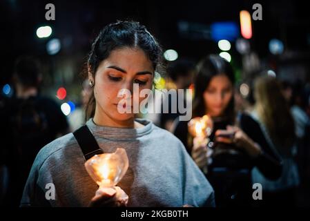 Buenos Aires, Argentine. 22nd novembre 2022. Les travailleurs de la santé tiennent des bougies pendant le rassemblement de santé publique au sujet des bas salaires et des mauvaises conditions de travail en raison de la crise du système de santé publique. Les médecins argentins participent à un rassemblement de santé publique appelé la nuit des Lumières. (Photo de Mariana Nedelcu/SOPA Images/Sipa USA) crédit: SIPA USA/Alay Live News Banque D'Images
